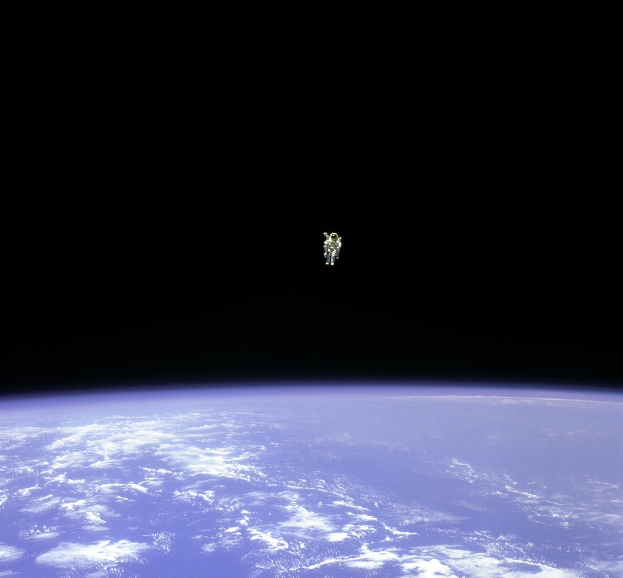 NASA-Astronaut Bruce McCandless 1984 beim Erstflug mit der Manned Maneuvering Unit (MMU) ohne Verbindung zum Shuttle