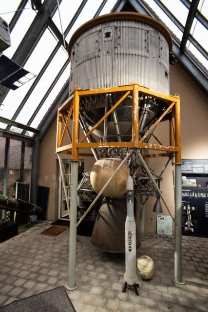 ASTRIS Oberstufe und Modell der Europa-1 Rakete