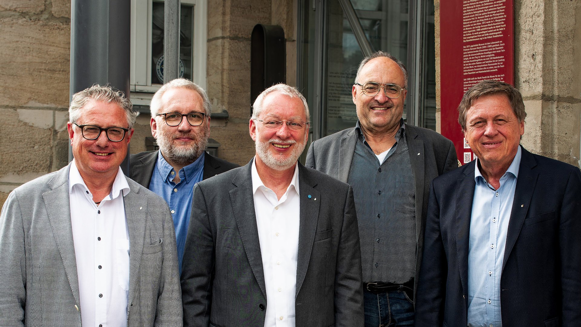 Prof. Dr. Ulrich Walter (r.) ist zum Ehrenvorsitzenden ernannt worden. Karlheinz Rohrwild (Mitte) folgt ihm als Vorsitzender nach und Michael Zuber (2.v.l.) leitet als Rohrwilds Nachfolger künftig die Museumsarbeit..